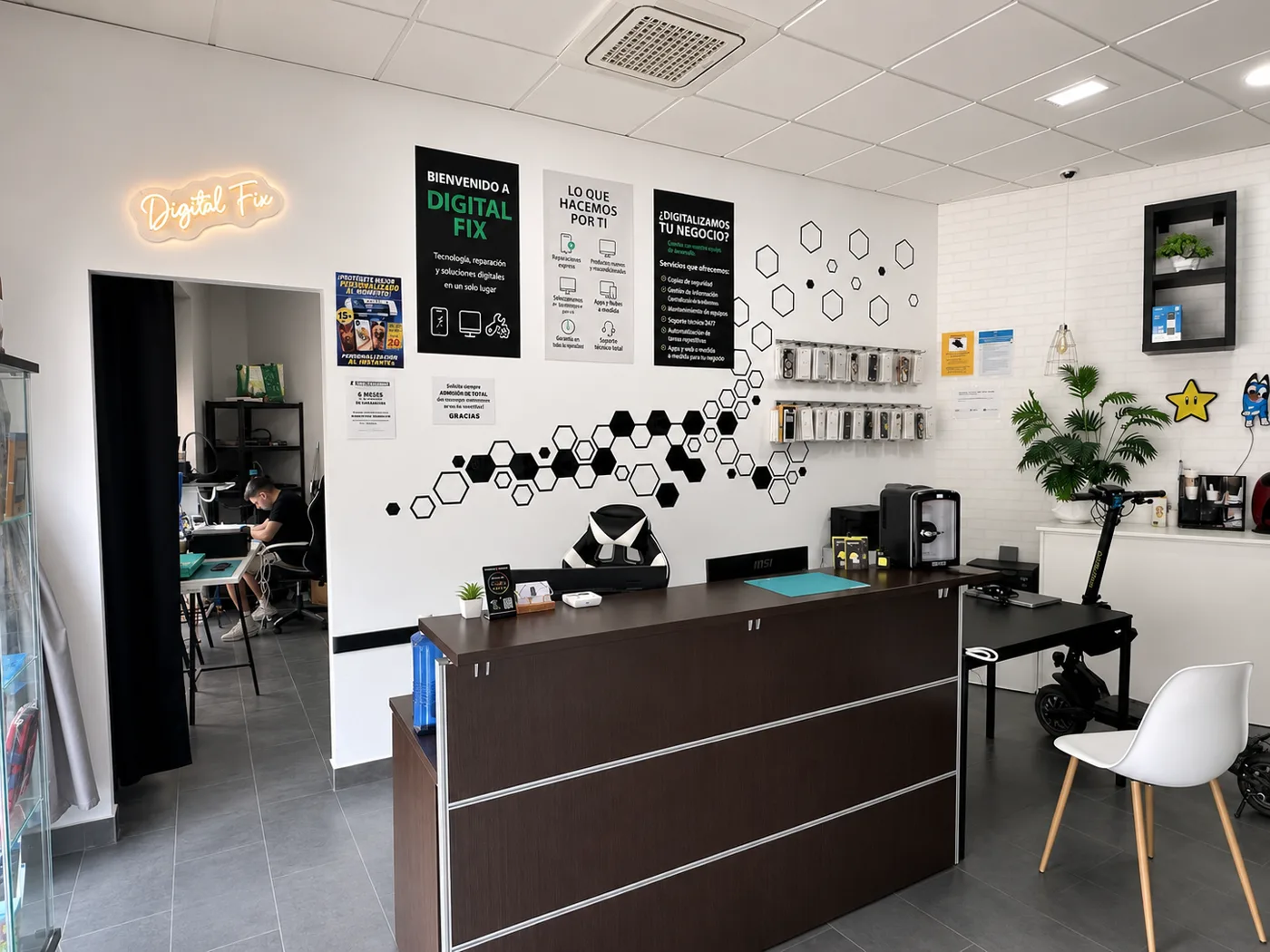 Mostrador y zona de atención de la tienda Digital Fix